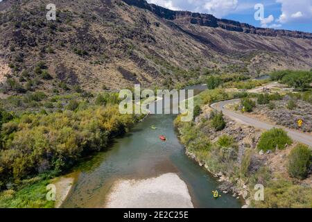 Kajakfahren und Rafting im Rio Grande Gorge State Park, New Mexico, USA Stockfoto
