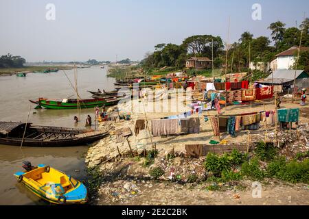 Frauen baden im Titas-Fluss in Brahmanbaria, Bangladesch. Stockfoto