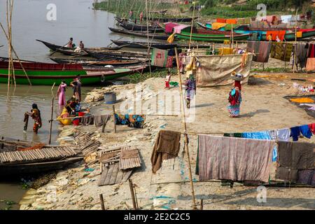 Frauen baden im Titas-Fluss in Brahmanbaria, Bangladesch. Stockfoto