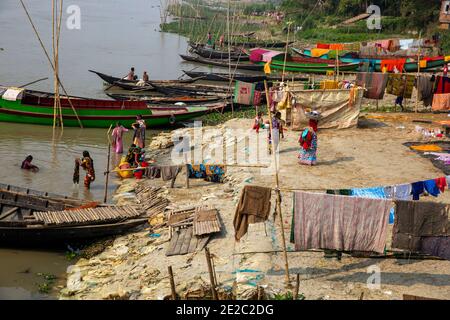 Frauen baden im Titas-Fluss in Brahmanbaria, Bangladesch. Stockfoto