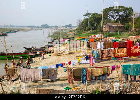 Frauen baden im Titas-Fluss in Brahmanbaria, Bangladesch. Stockfoto