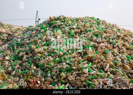 Plastikflaschen, die zum Recycling in Brahmanbaria, Bangladesch, gesammelt wurden. Stockfoto