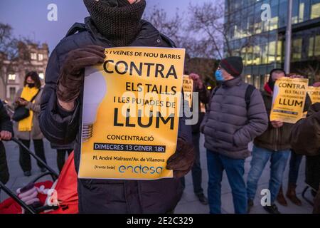 Ein Plakat, das während der Demonstration von einem Protestierenden gehalten wurde.Dutzende Demonstranten versammelten sich vor der Elektrizitätsgesellschaft von Endesa, um gegen die häufigen Stromausfälle und den Anstieg der Strompreise zu protestieren. Stockfoto