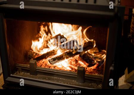 Nahaufnahme eines brennenden Kamins im Kamin Stockfoto