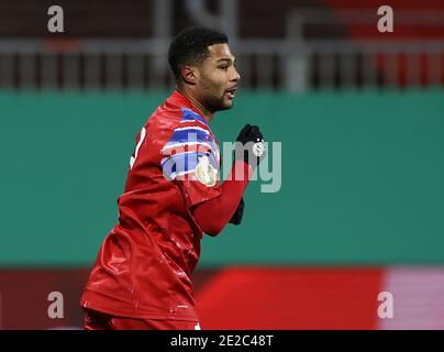 Kiel, Deutschland. Januar 2021. Fußball: DFB-Pokal, Holstein Kiel - Bayern München, 2. Runde im Holstein-Stadion. Der Münchner Serge Gnabry feiert das erste Tor seiner Mannschaft. WICHTIGER HINWEIS: Gemäß den Bestimmungen der DFL Deutsche Fußball Liga und des DFB Deutscher Fußball-Bund ist es untersagt, im Stadion und/oder des Spiels aufgenommene Fotos in Form von Sequenzbildern und/oder videoähnlichen Fotoserien zu verwenden oder zu verwenden. Quelle: Christian Charisius/dpa/Alamy Live News Stockfoto