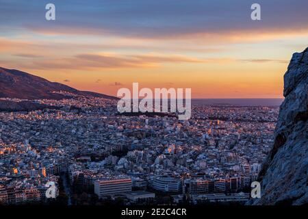 Luftaufnahme von Athen während eines dramatischen Sonnenuntergangs. Foto aufgenommen am 1. Dezember 2016. Stockfoto