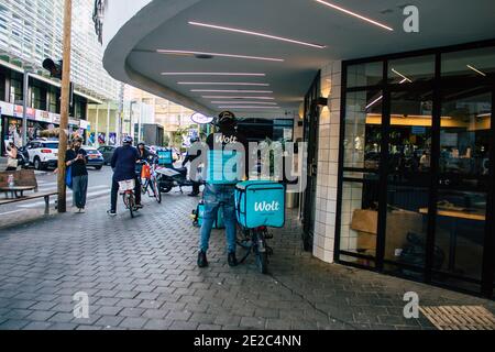 Tel Aviv Israel 13. Januar 2021 Blick auf nicht identifizierte Menschen, die während der Sperrung und des Coronavirus-Ausbruchs durch die Straßen von Tel Aviv Rollen Stockfoto