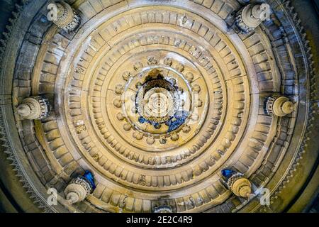 Verzierte Dach eines königlichen chhatri cenotaph Pavillon in der Bada Bagh Komplex. Foto aufgenommen am 12. August 2018 in der Nähe von Jaisalmer Stadt Rajasthan stat Stockfoto