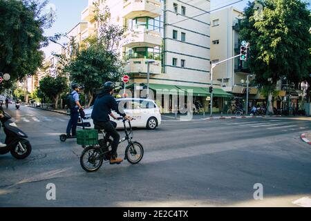 Tel Aviv Israel 13. Januar 2021 Blick auf nicht identifizierte Menschen, die während der Sperrung und des Coronavirus-Ausbruchs durch die Straßen von Tel Aviv Rollen Stockfoto