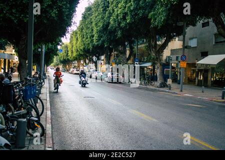 Tel Aviv Israel 13. Januar 2021 Blick auf nicht identifizierte Menschen, die während der Sperrung und des Coronavirus-Ausbruchs durch die Straßen von Tel Aviv Rollen Stockfoto