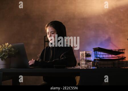 Asiatische Mädchen Freiberufler arbeiten auf einem Laptop Stockfoto