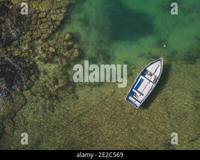 Luftaufnahme von oben Angelboot türkisblaues Wasser Meer. Stockfoto