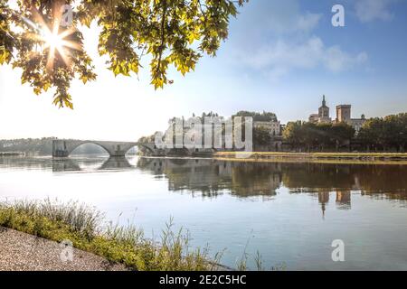 Avignon, Papstpalast mit berühmter Brücke am Abend in der Provence, Frankreich Stockfoto