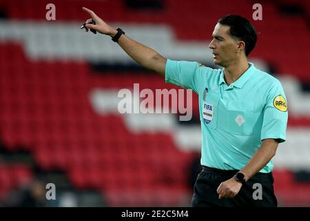 EINDHOVEN, NIEDERLANDE - JANUAR 13: Schiedsrichter Serdar Gozubuyuk während des niederländischen Eredivisie-Spiels zwischen PSV und AZ am 13. Januar im Philips Stadion Stockfoto