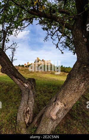 Die alte, mittelalterliche Rupea Zitadelle mit einem natürlichen Rahmen aus Bäumen. Foto aufgenommen am 2. Oktober 2020, Kreis Brasov, Rumänien. Stockfoto