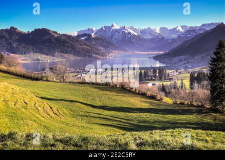 Sihlsee von der Spitze des Einsiedelns aus gesehen an einem sonnigen Wintertag. Foto aufgenommen am 1. Januar 2020 in Einsiedeln, Schweiz. Stockfoto