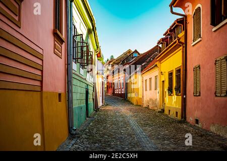Auf den mittelalterlichen, engen Gassen von Sighisoara. Foto aufgenommen am 22. August 2020 in Sighisoara, Rumänien. Stockfoto
