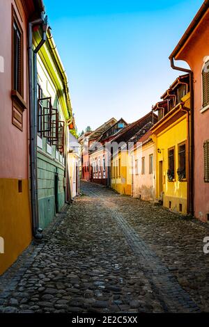 Auf den mittelalterlichen, engen Gassen von Sighisoara. Foto aufgenommen am 22. August 2020 in Sighisoara, Rumänien. Stockfoto