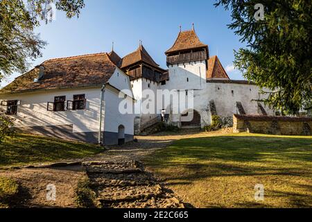 Die mittelalterliche sächsische Wehrkirche von Viscri eingerahmt von den Herbstbäumen Ästen. Foto aufgenommen am 2. Oktober 2020 in Viscri, Siebenbürgen Region, Stockfoto
