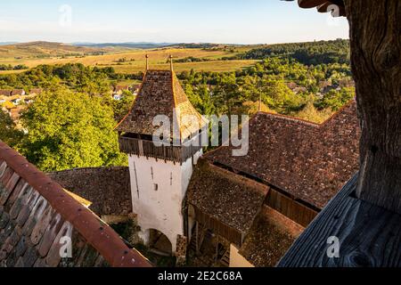 Die mittelalterliche sächsische Wehrkirche von Viscri von der Turmglocke aus gesehen. Foto aufgenommen am 2. Oktober 2020 in Viscri, Siebenbürgen Region, Rumänien. Stockfoto