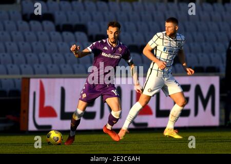 Gaetano Castrovilli (Fiorentina)Milan Skriniar (Inter) während des italienischen "serie A Tim Cup"-Spiels zwischen Fiorentina 1- 2 (d.T.s.) Inter im Artemio Franchi Stadion am 13. Januar 2021 in Florenz, Italien. Quelle: Maurizio Borsari/AFLO/Alamy Live News Stockfoto