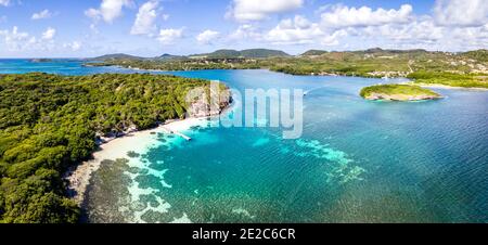 Paradiesstrand und Bucht in karibischen Archipel in Antillen mit transparentem türkisfarbenem Meerwasser und Korallenriffen. Luftdrohne Panorama der Küste weiß Stockfoto