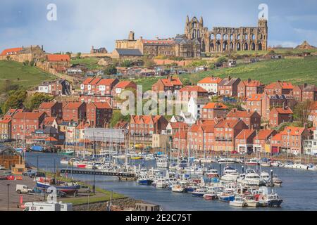 Blick auf Whitby Stadtbild und Whitby Abbey über den Fluss Esk an einem sonnigen Nachmittag. Stockfoto