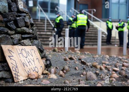 Demonstranten versammeln sich vor der Polizeistation Cardiff Bay, um Antworten und Gerechtigkeit für den Tod von Mohamud Hassan (24) zu erhalten, der am 08/01/21 von der Polizei von South Wales gewaltsam verhaftet wurde Stockfoto