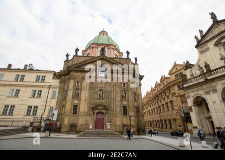 Prag, Tschechische Republik - 15. September 2015: Kirche des heiligen Franz von Assissi in der Nähe des Denkmals des heiligen römischen Kaisers Karl IV. Stockfoto