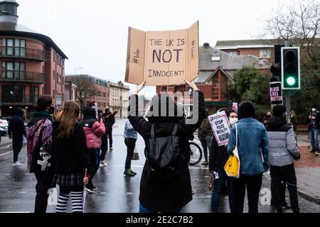 Demonstranten versammeln sich vor der Polizeistation Cardiff Bay, um Antworten und Gerechtigkeit für den Tod von Mohamud Hassan (24) zu erhalten, der am 08/01/21 von der Polizei von South Wales gewaltsam verhaftet wurde Stockfoto