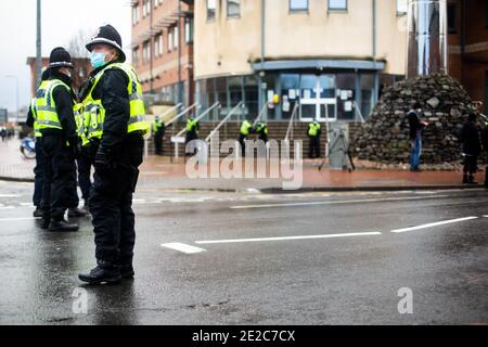 Demonstranten versammeln sich vor der Polizeistation Cardiff Bay, um Antworten und Gerechtigkeit für den Tod von Mohamud Hassan (24) zu erhalten, der am 08/01/21 von der Polizei von South Wales gewaltsam verhaftet wurde Stockfoto