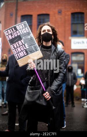 Demonstranten versammeln sich vor der Polizeistation Cardiff Bay, um Antworten und Gerechtigkeit für den Tod von Mohamud Hassan (24) zu erhalten, der am 08/01/21 von der Polizei von South Wales gewaltsam verhaftet wurde Stockfoto