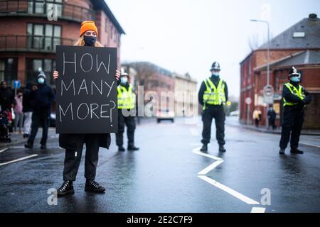 Demonstranten versammeln sich vor der Polizeistation Cardiff Bay, um Antworten und Gerechtigkeit für den Tod von Mohamud Hassan (24) zu erhalten, der am 08/01/21 von der Polizei von South Wales gewaltsam verhaftet wurde Stockfoto