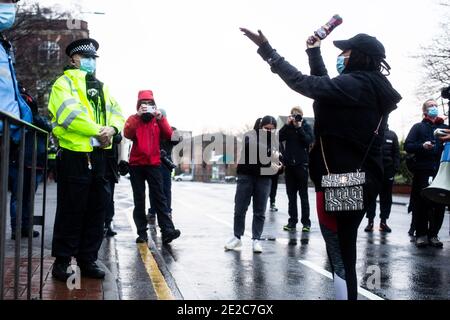 Demonstranten versammeln sich vor der Polizeistation Cardiff Bay, um Antworten und Gerechtigkeit für den Tod von Mohamud Hassan (24) zu erhalten, der am 08/01/21 von der Polizei von South Wales gewaltsam verhaftet wurde Stockfoto