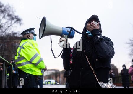 Demonstranten versammeln sich vor der Polizeistation Cardiff Bay, um Antworten und Gerechtigkeit für den Tod von Mohamud Hassan (24) zu erhalten, der am 08/01/21 von der Polizei von South Wales gewaltsam verhaftet wurde Stockfoto