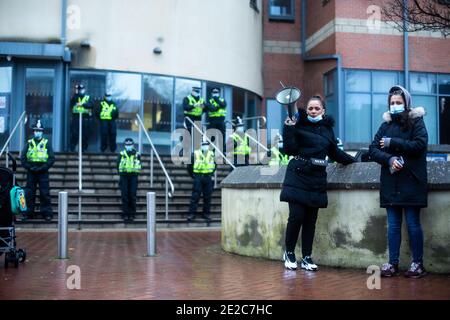 Demonstranten versammeln sich vor der Polizeistation Cardiff Bay, um Antworten und Gerechtigkeit für den Tod von Mohamud Hassan (24) zu erhalten, der am 08/01/21 von der Polizei von South Wales gewaltsam verhaftet wurde Stockfoto