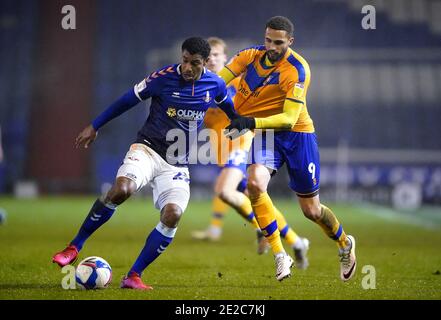 Oldham Athletic's Raphael Diarra (links) und Mansfield Town's Jordan Bowery kämpfen um den Ball während des Sky Bet League Two Spiels im Boundary Park, Oldham. Stockfoto