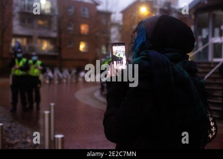 Demonstranten versammeln sich vor der Polizeistation Cardiff Bay, um Antworten und Gerechtigkeit für den Tod von Mohamud Hassan (24) zu erhalten, der am 08/01/21 von der Polizei von South Wales gewaltsam verhaftet wurde Stockfoto