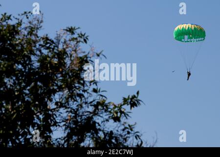 Militärische Armee Fallschirme Fallschirmjäger springen in blauen Himmel aus Flugzeug Zeremonie Tag. Bewaffnete Kräfte spezielle Bataillon Stab Übung. Nationale Verteidigungskontra Stockfoto