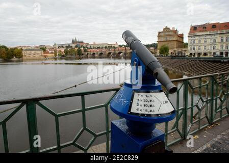 Prag, Tschechische Republik - 15. September 2015: Teleskop an der Grenze der Moldau. Stockfoto