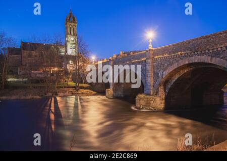 Die alte Pfarrkirche von Peebles von der gegenüberliegenden Seite aus gesehen Die aus Stein gebaute Peebles Brücke über den Fluss Tweed bei Nacht Stockfoto