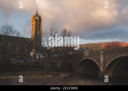 Die Alte Pfarrkirche von Peebles, von der aus Stein errichteten Peebles-Brücke über den Fluss Tweed gesehen. Stockfoto