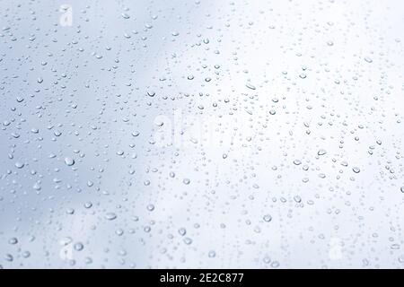 Große Regentropfen auf Glas an einem Herbsttag, schlechtes Wetter, selektiver Fokus Stockfoto