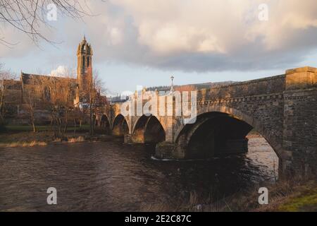 Die Alte Pfarrkirche von Peebles, von der aus Stein errichteten Peebles-Brücke über den Fluss Tweed gesehen. Stockfoto