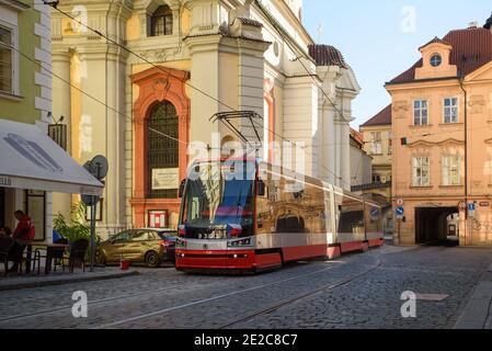 Prag, Tschechien - 21. November 2016: Straßenbahnhaltestelle in Prag, Tschechien. Tram ist ein beliebtes Verkehrsmittel in Prag Stockfoto