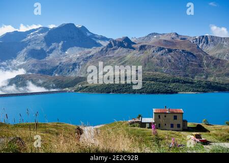 Sommer Blick auf den künstlichen Mont Cenis See, im Departement Savoy in der Nähe von Lanslevillard, Rhone-Alpes, Frankreich in der Nähe der italienischen Grenze Stockfoto