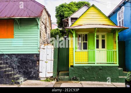 Rouseau die Hauptstadt der Insel Dominica in der Karibik, Westindien. Mehrfarbige Klapptafel Gebäude, Fensterläden und Veranda Stockfoto