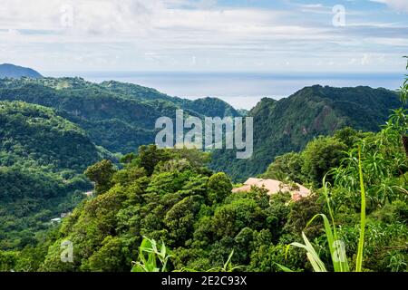 Landschaftsansicht auf dem Weg zu den Trafalgar Wasserfällen. Morne Trois Pitons National Park, UNESCO-Weltkulturerbe, Dominica, Leeward Islands Stockfoto
