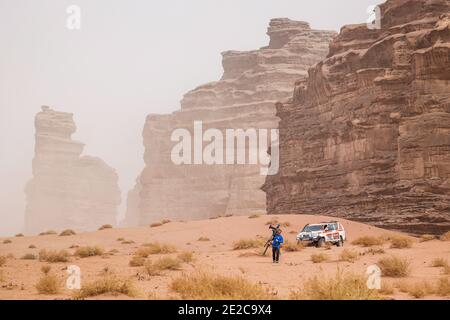 Al Ula, Saudi-Arabien. Januar 2021. TV Crew während der 10. Etappe der Dakar 2021 zwischen Neom und Al-Ula, in Saudi-Arabien am 13. Januar 2021 - Foto Florent Gooden/DPPI/LM Credit: Gruppo Editoriale LiveMedia/Alamy Live News Stockfoto