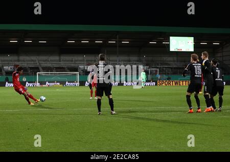 Kiel, Deutschland. Januar 2021. Fußball: DFB-Pokal, Holstein Kiel - Bayern München, 2. Runde im Holstein-Stadion. Der Münchner Leroy Sane (l) punktet mit 1:2. WICHTIGER HINWEIS: Gemäß den Bestimmungen der DFL Deutsche Fußball Liga und des DFB Deutscher Fußball-Bund ist es untersagt, im Stadion und/oder des Spiels aufgenommene Fotos in Form von Sequenzbildern und/oder videoähnlichen Fotoserien zu verwenden oder zu verwenden. Quelle: Christian Charisius/dpa/Alamy Live News Stockfoto